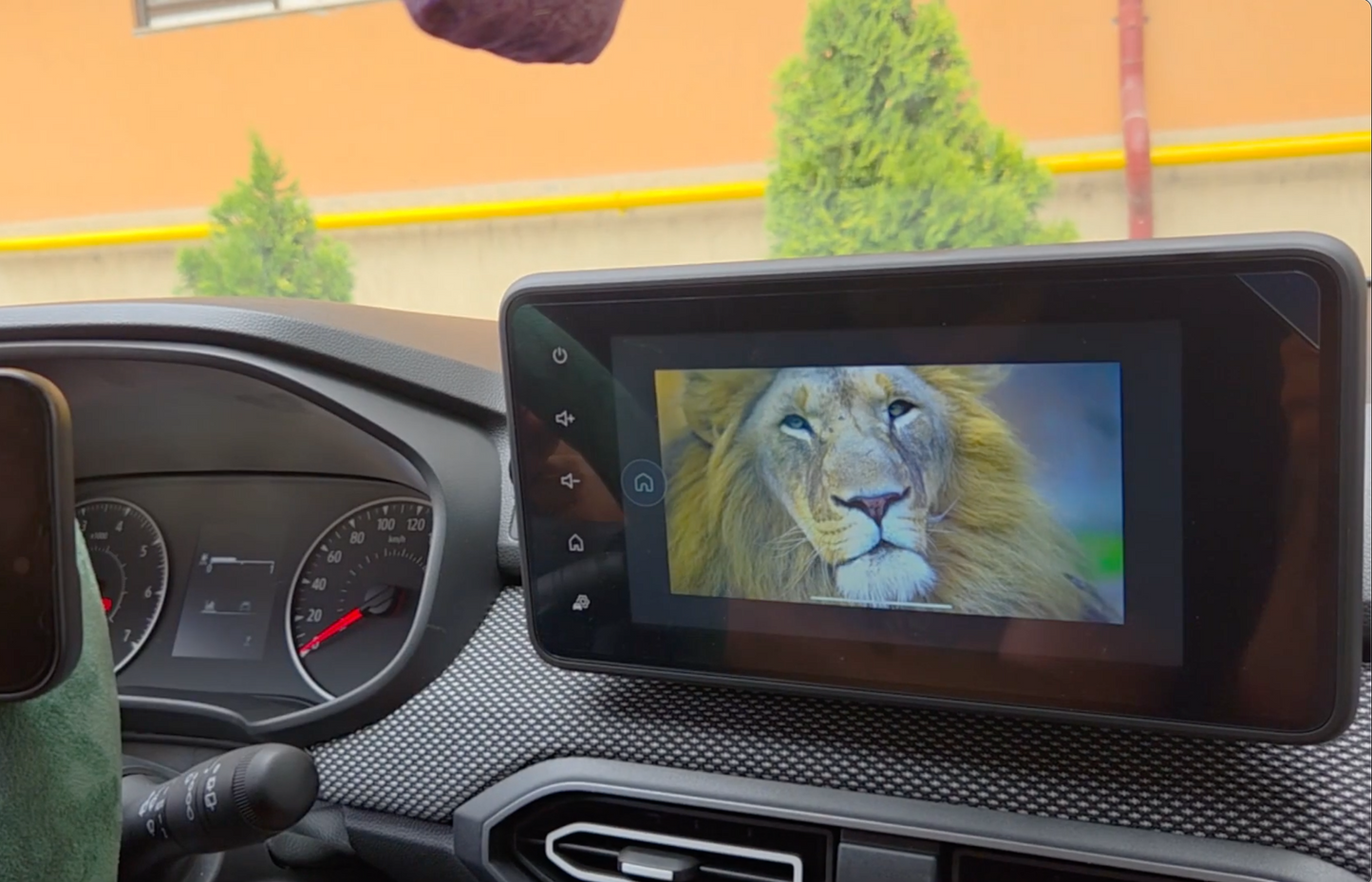 YouTube och Netflix AI-box för Dacia