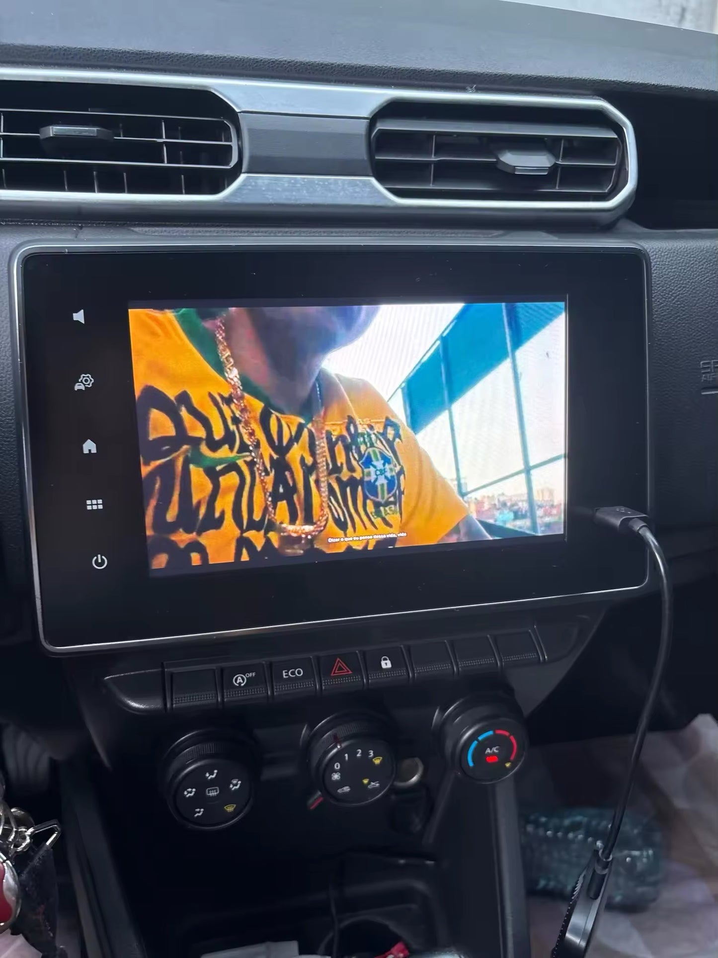 YouTube och Netflix AI-box för Dacia